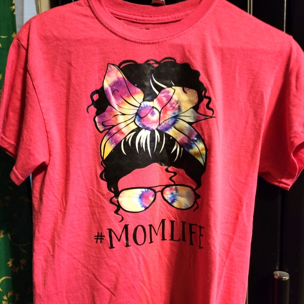 Gildan tee with #MomLife printed on front